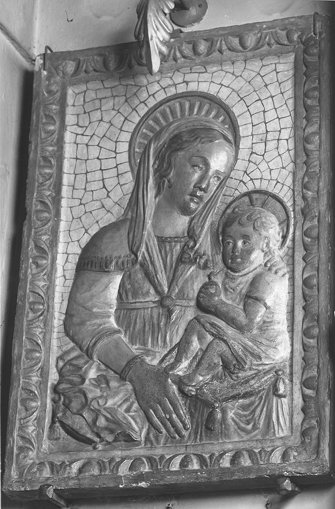 Madonna con Gesù Bambino che tiene in mano un uccellino (rilievo) - ambito emiliano (seconda metà sec. XIX)