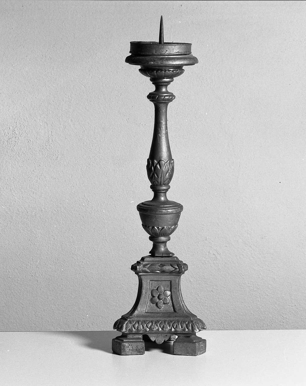 candeliere d'altare, serie - manifattura bolognese (prima metà sec. XVIII)