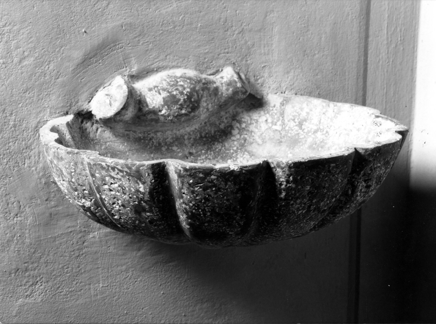 acquasantiera da parete - manifattura bolognese (metà sec. XIX)