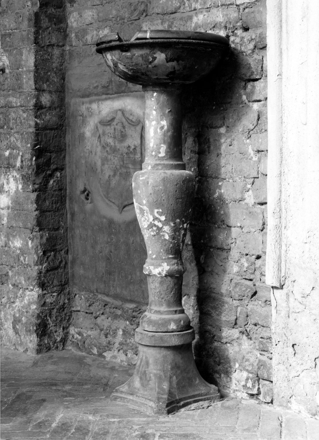 acquasantiera - manifattura bolognese (prima metà sec. XVI)