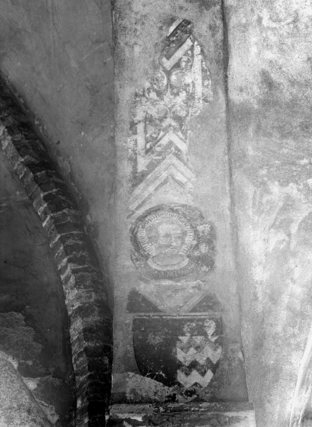 motivo decorativo fitomorfo con santo entro losanga e stemma gentilizio (dipinto) - ambito bolognese (sec. XIV)