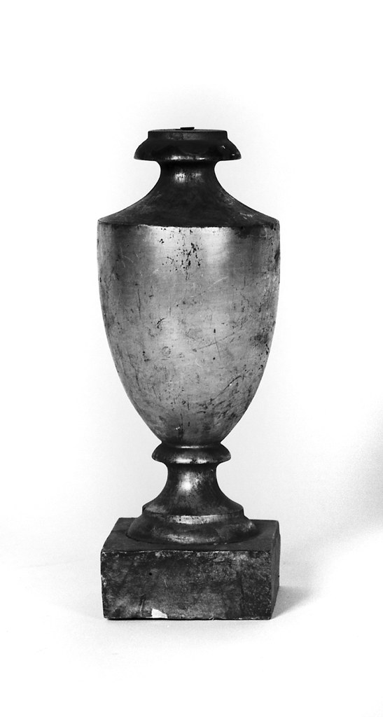 vaso d'altare con composizione floreale - manifattura emiliana (seconda metà sec. XIX)