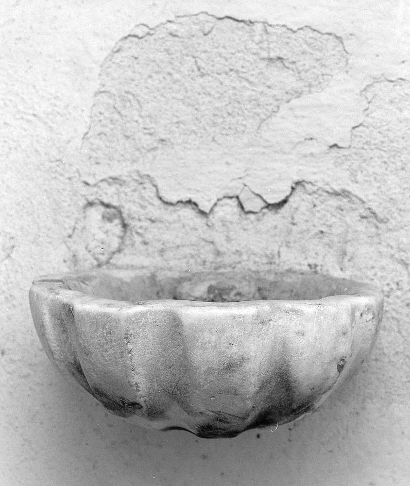 acquasantiera da parete - bottega emiliana (seconda metà sec. XVII)