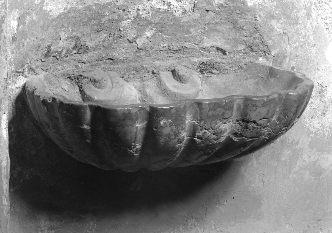 acquasantiera - a conchiglia - manifattura bolognese (prima metà sec. XVIII)