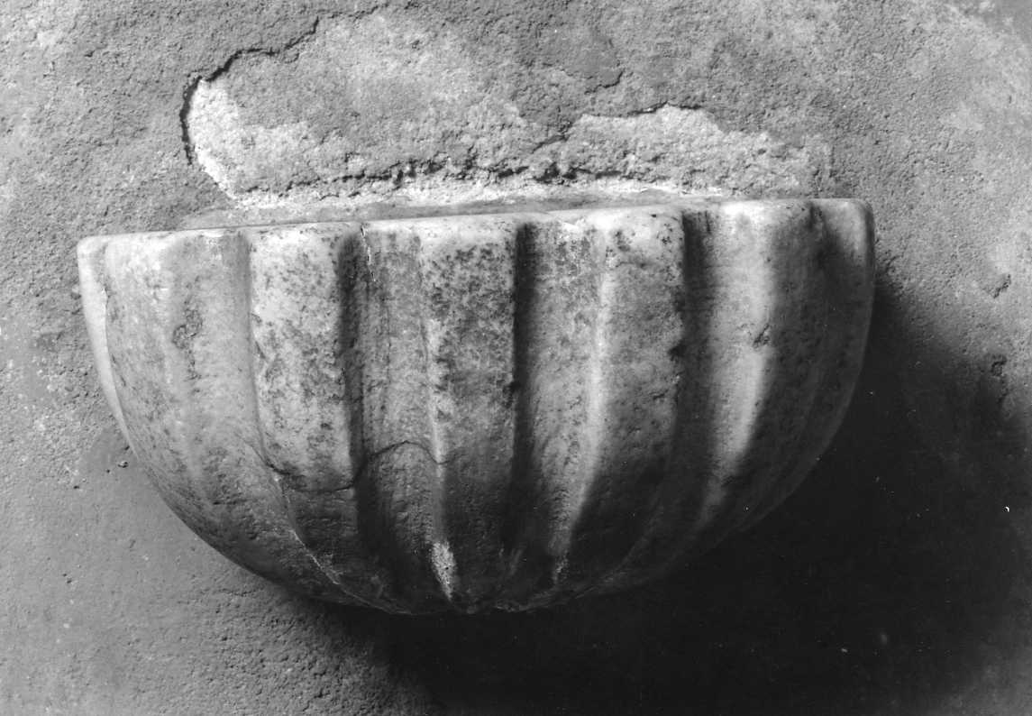 acquasantiera - a conchiglia - manifattura bolognese (secc. XVIII/ XIX)