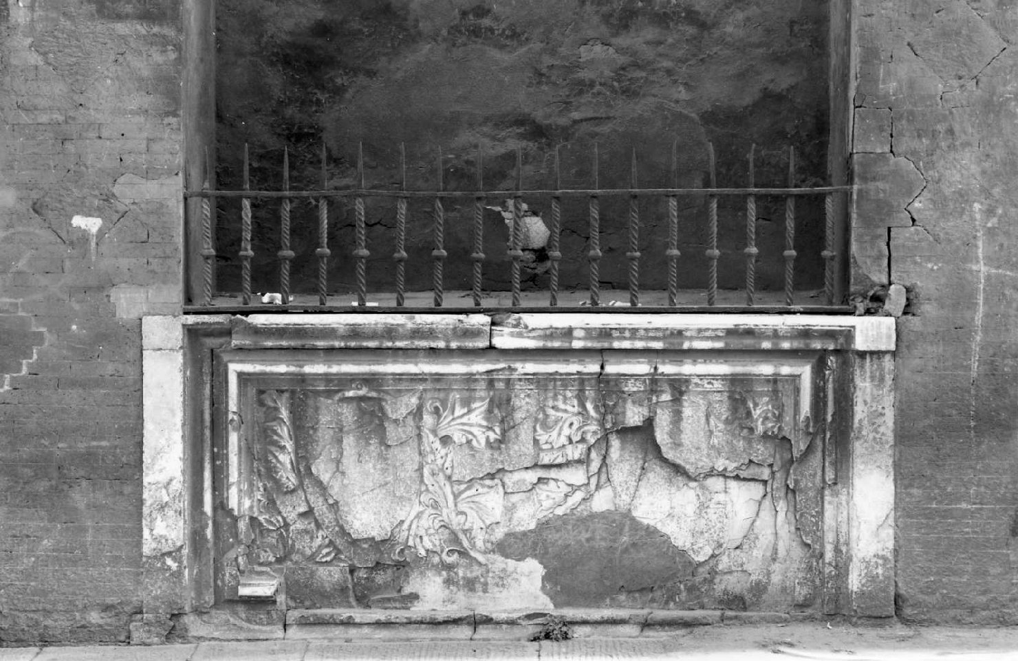 motivi decorativi vegetali (lastra) - ambito bolognese (seconda metà sec. XIII)