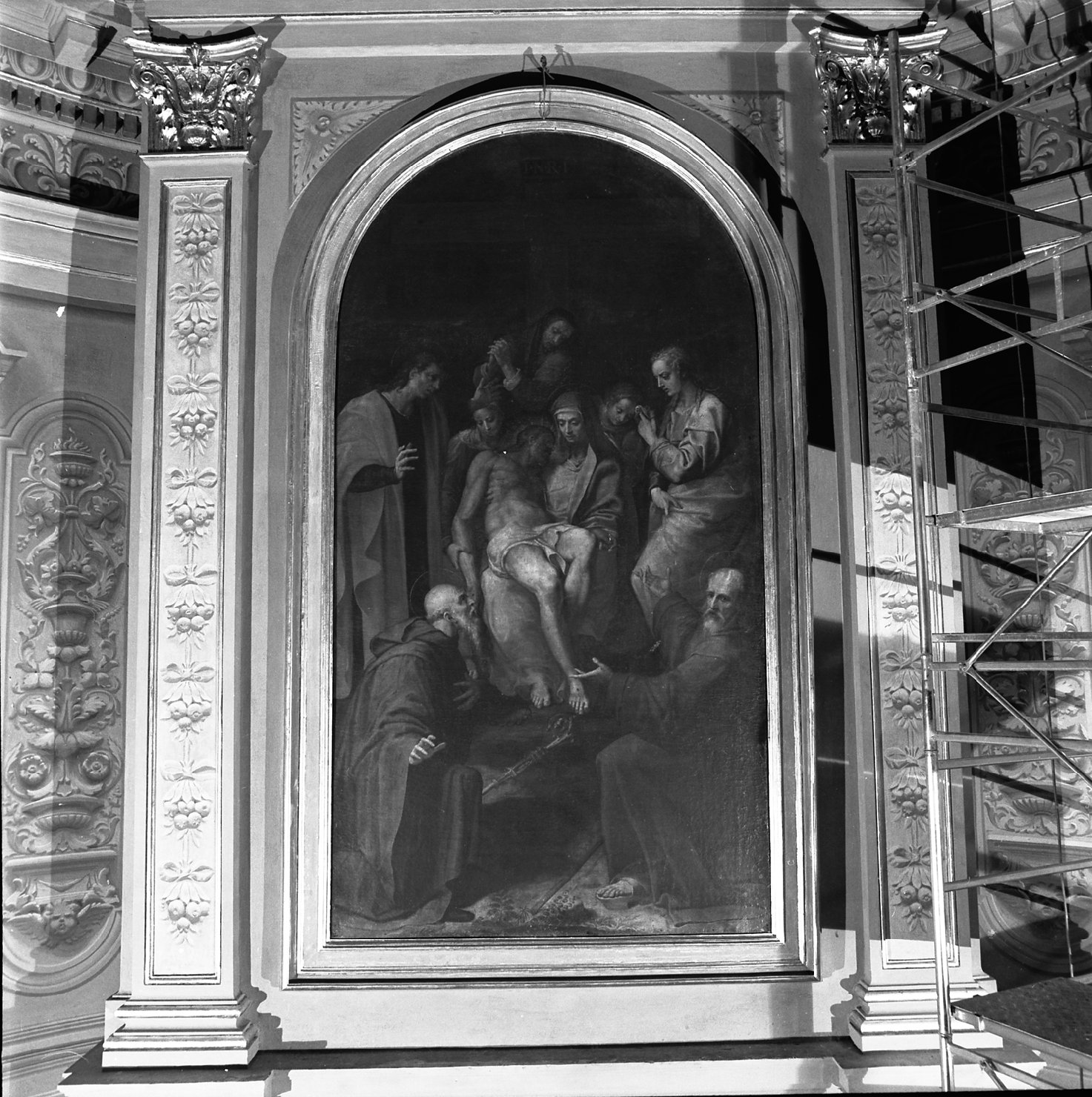 Deposizione di Cristo dalla croce con i santi Benedetto, Francesco di Paola, Giovanni evangelista e Maria Maddalena (dipinto) di Aretusi Cesare (sec. XVI)