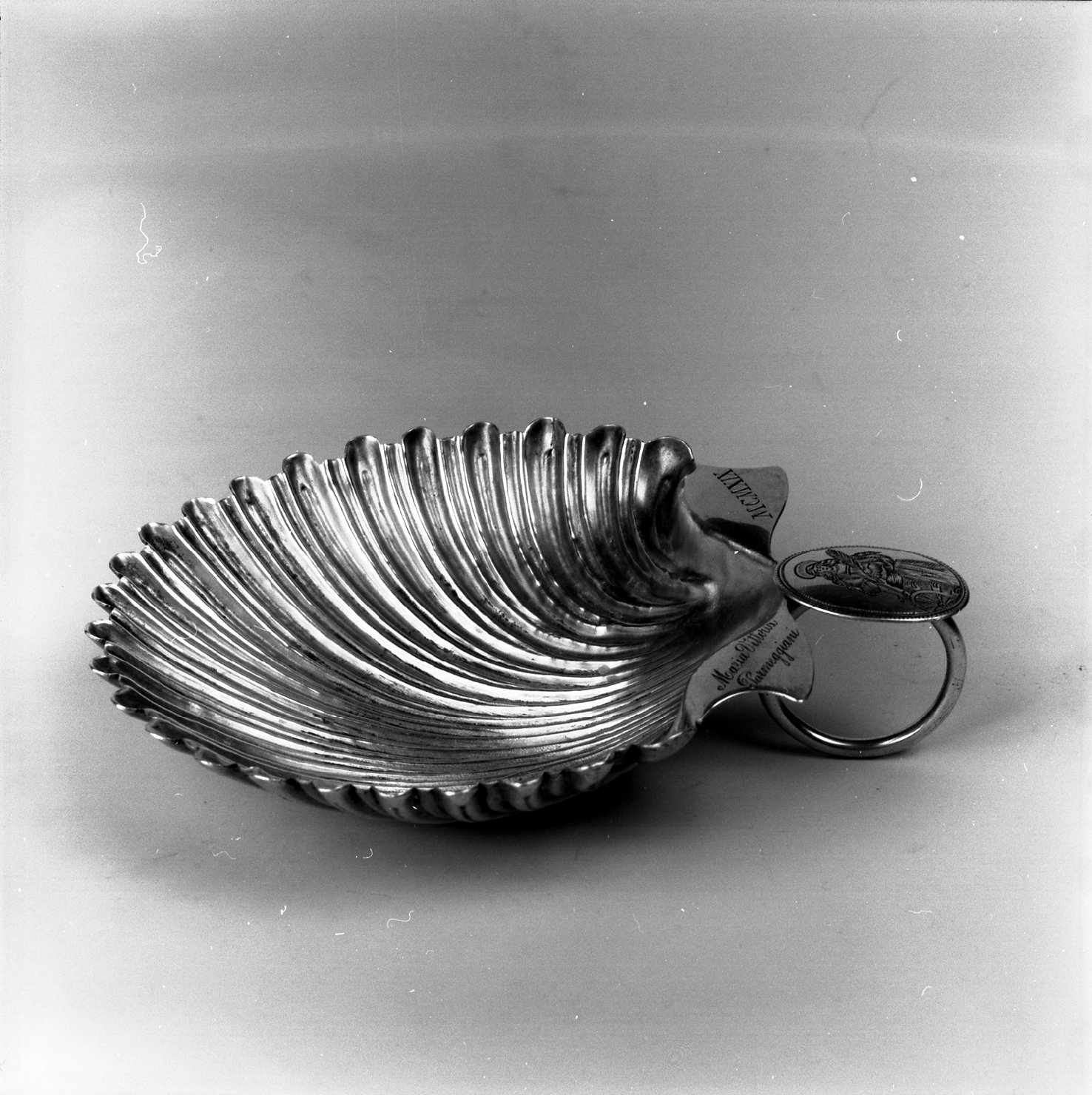 conchiglia battesimale - manifattura bolognese (sec. XX)