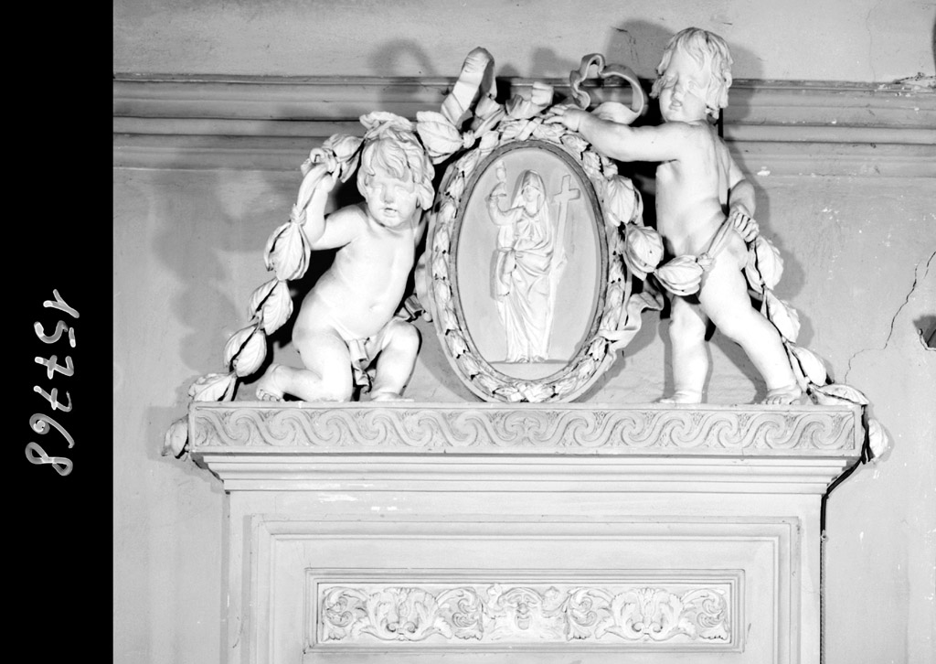 due angeli con ovale in cui è l'allegoria della Fede; due angeli con ovale in cui è l'allegoria della Carità (gruppo scultoreo) di Acquisti Luigi (sec. XVIII)