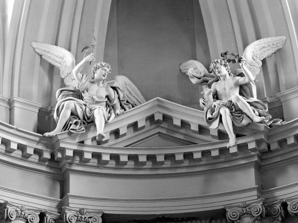 angeli con corona e palma del martirio (gruppo scultoreo, elemento d'insieme) di Azzolini Francesco (fine sec. XVIII)