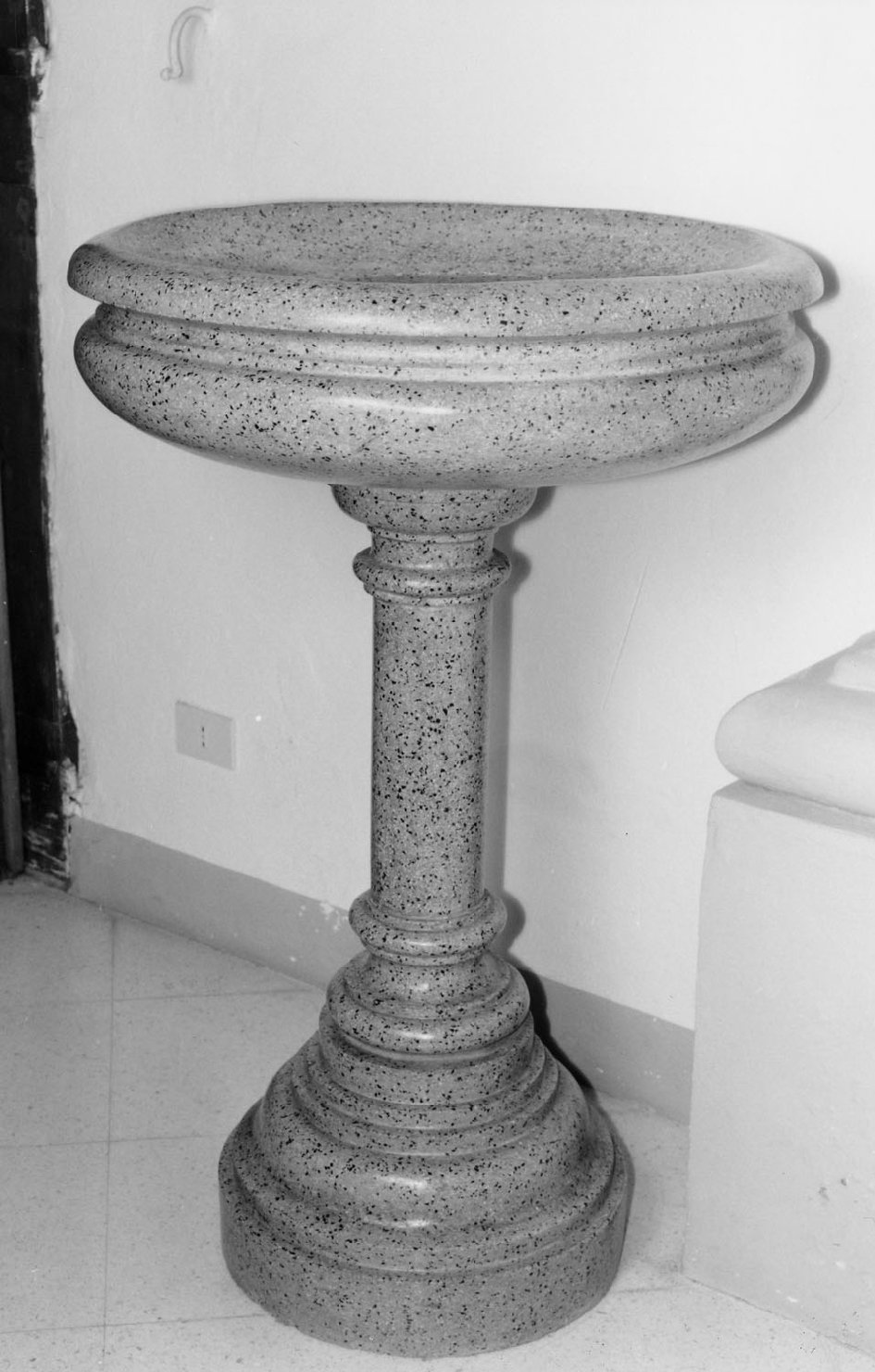 acquasantiera - manifattura emiliana (secc. XIX/ XX)