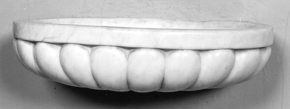 acquasantiera da parete - produzione emiliana (fine/inizio secc. XIX/ XX)