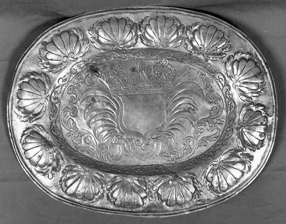 vassoio - produzione emiliana (seconda metà sec. XVII)