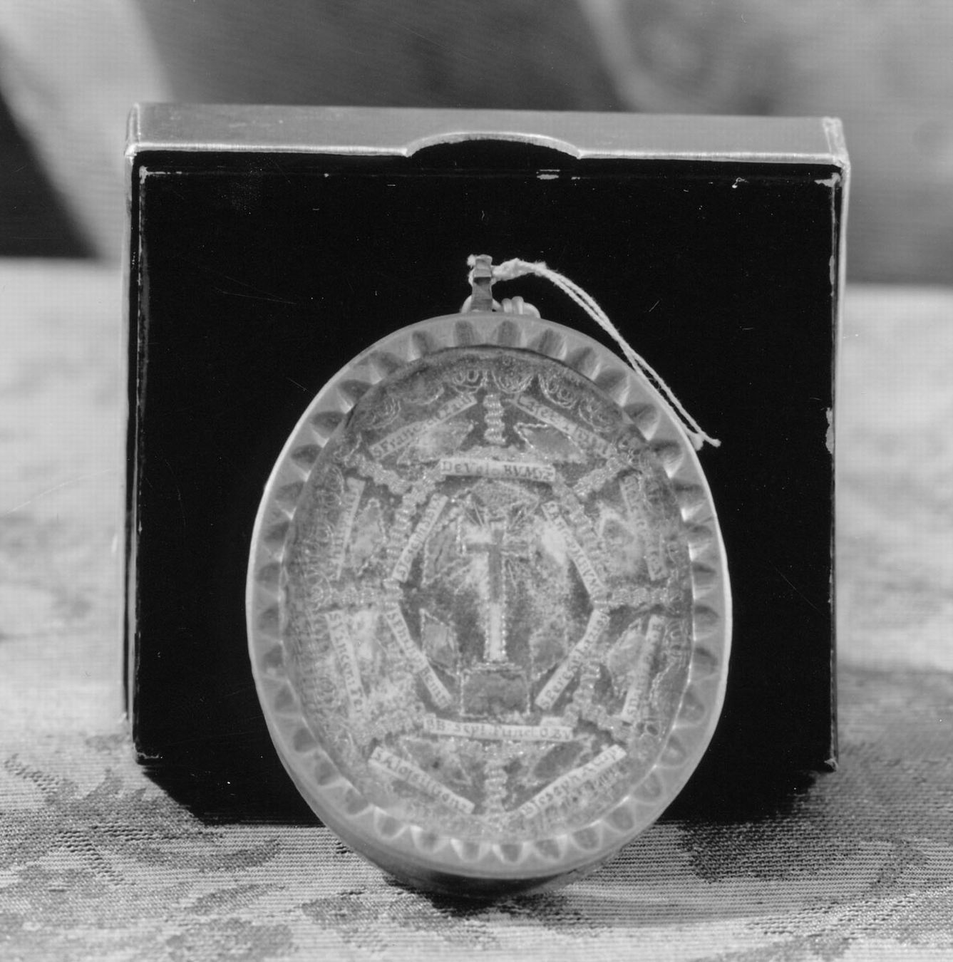 reliquiario a capsula - a medaglione - manifattura emiliana (sec. XVIII)