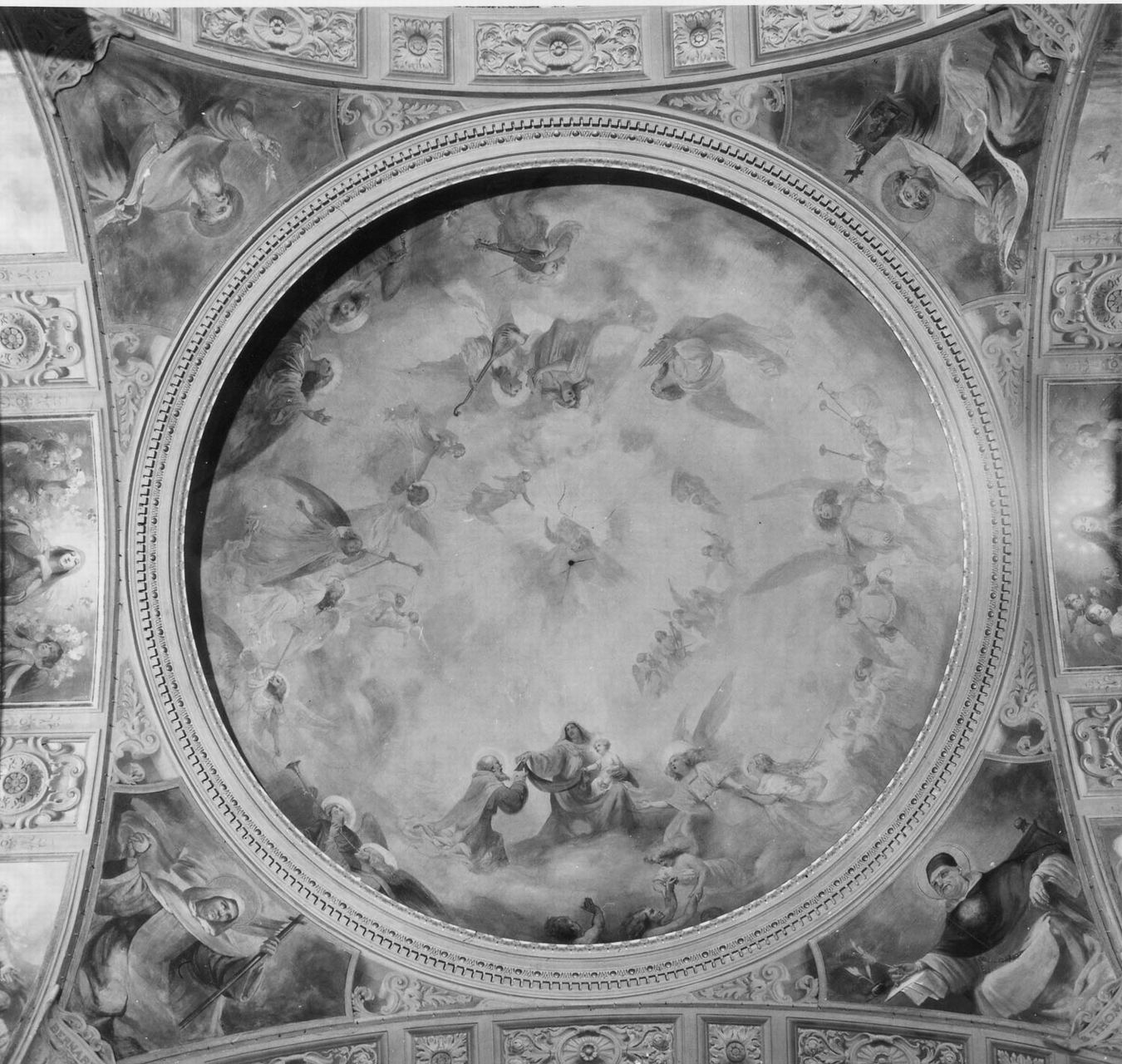 Madonna del Carmelo in gloria (dipinto, complesso decorativo) di Trebbi Mauro Cesare (sec. XX)