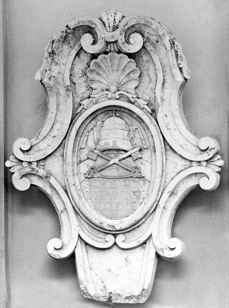 stemma della chiesa di San Giovanni in Laterano (rilievo) - manifattura romana (sec. XVII)