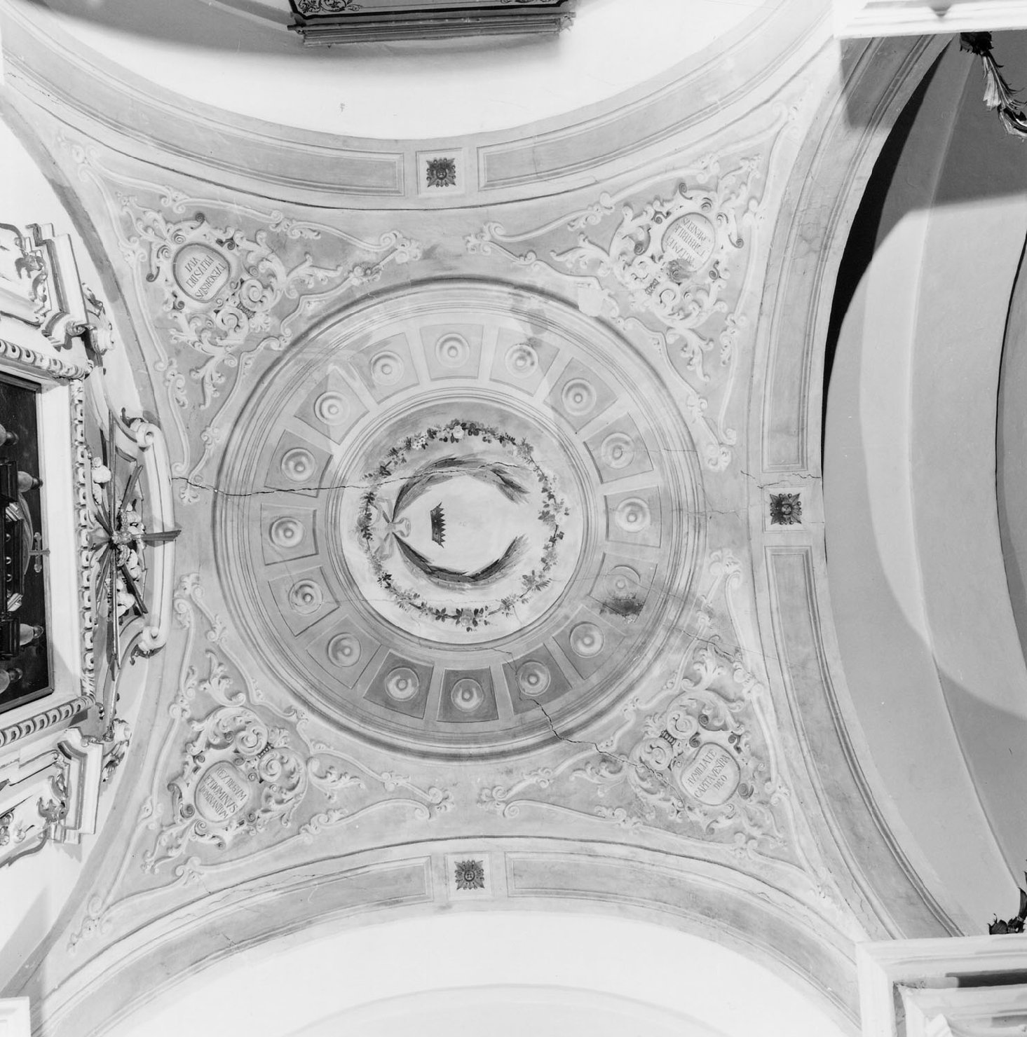 motivi decorativi a cassettoni con rosette; elementi vegetali stilizzati, fiori; corona (dipinto) - ambito emiliano (sec. XIX)