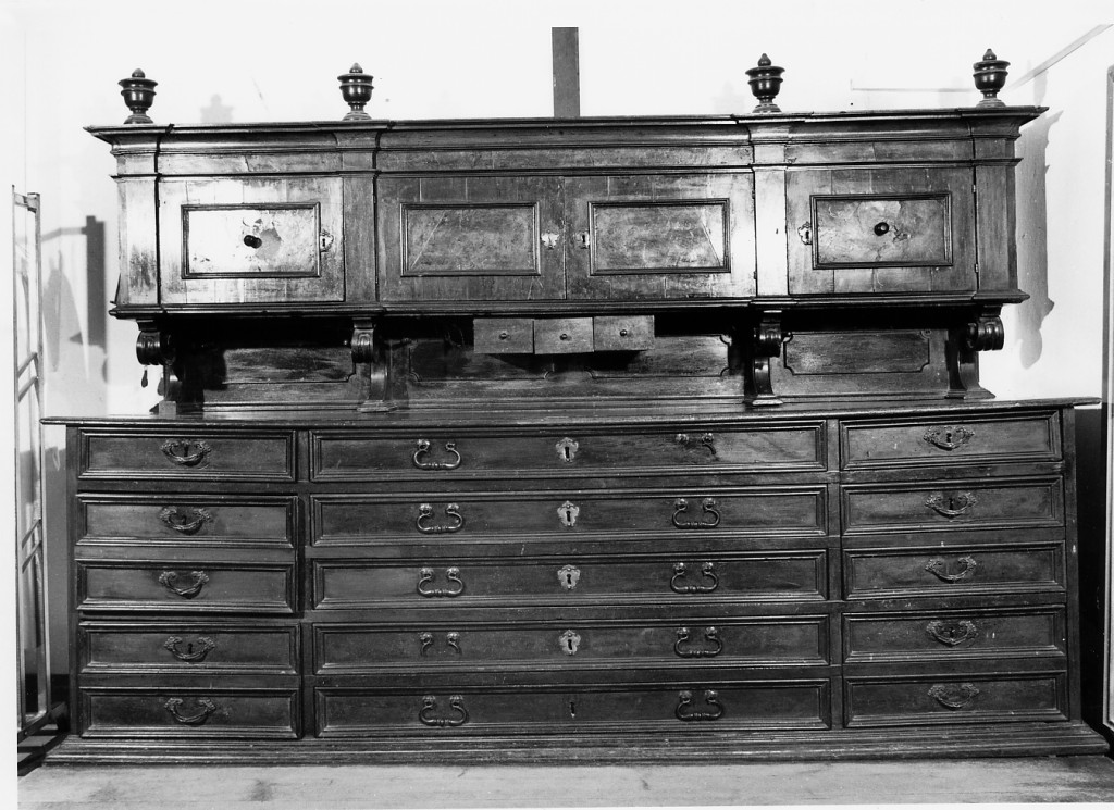 mobile da sacrestia con alzata - manifattura emiliana (sec. XVIII)