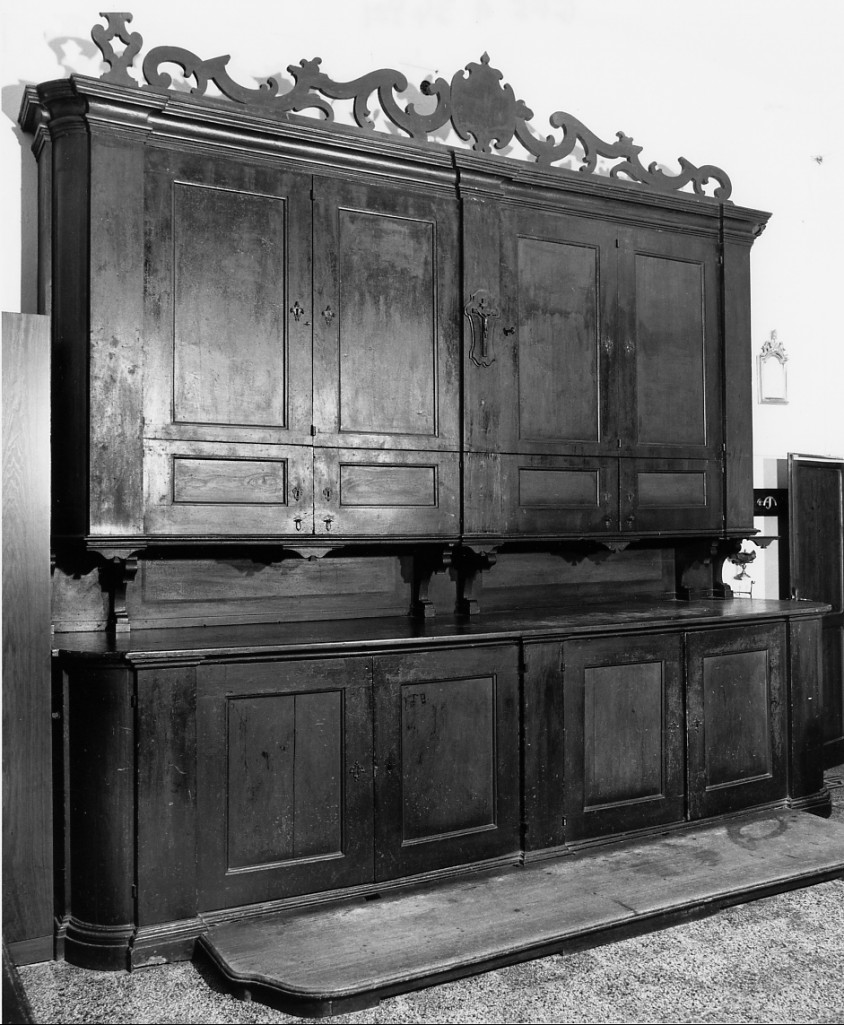 mobile da sacrestia con alzata - manifattura emiliana (sec. XVIII)