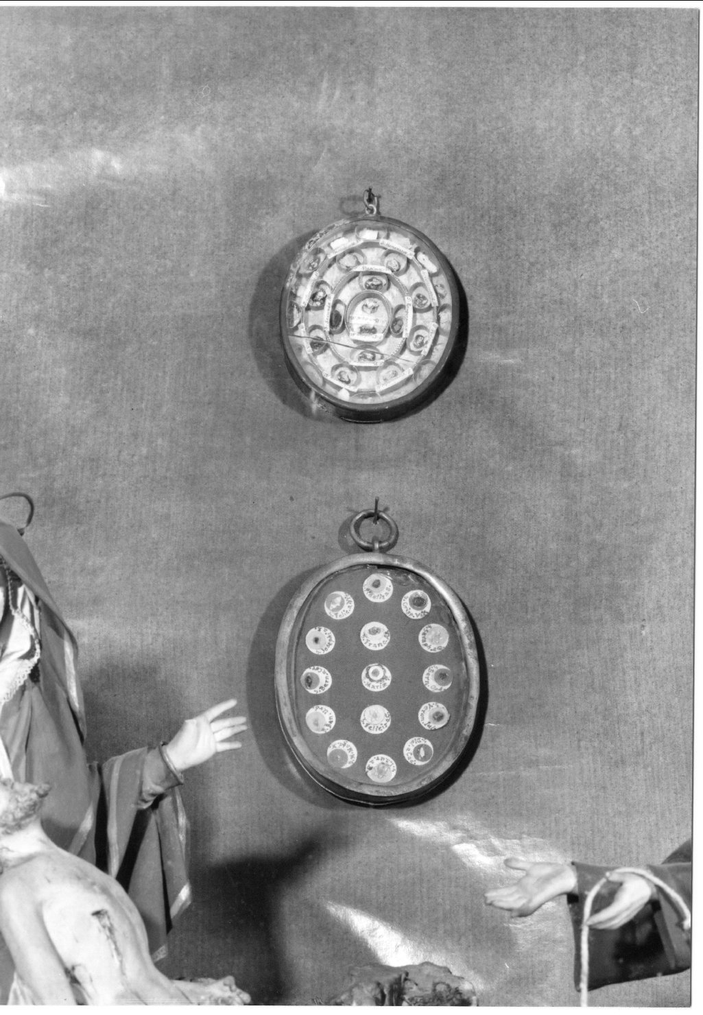 reliquiario a capsula - a medaglione - manifattura ferrarese (fine/inizio secc. XVIII/ XIX)