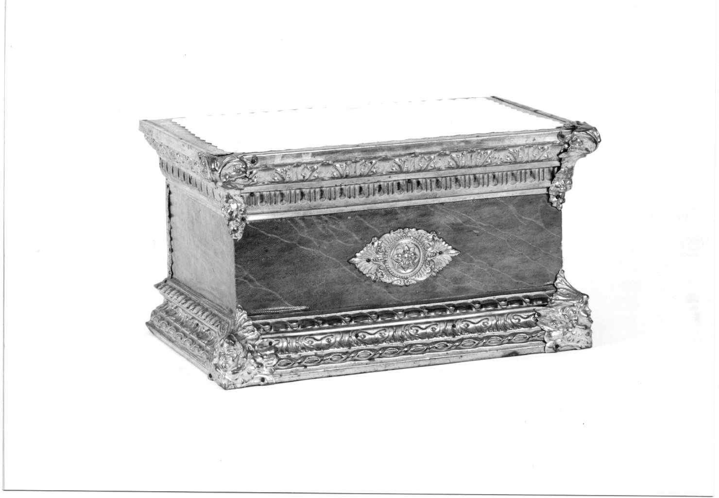 base - manifattura ferrarese (fine/inizio secc. XIX/ XX)