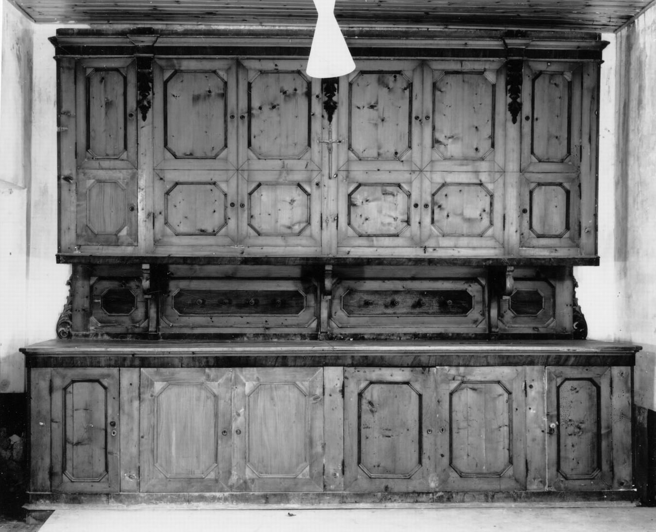 mobile da sacrestia con alzata - manifattura emiliana (primo quarto, primo quarto sec. XX, sec. XX)