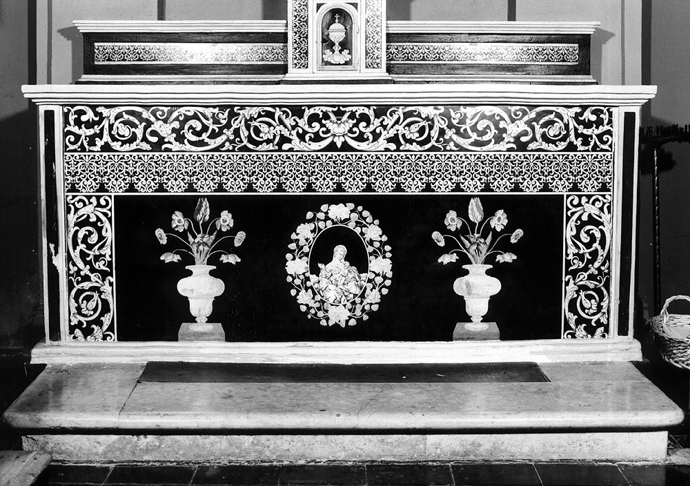 Madonna del Rosario; vasi di fiori; pisside; motivi decorativi vegetali (mensa d'altare) - produzione emiliana (sec. XIX)