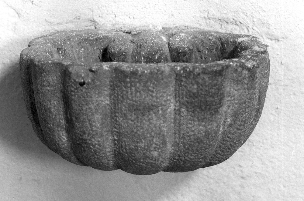 acquasantiera da parete - produzione emiliana (sec. XVII, sec. XVII)