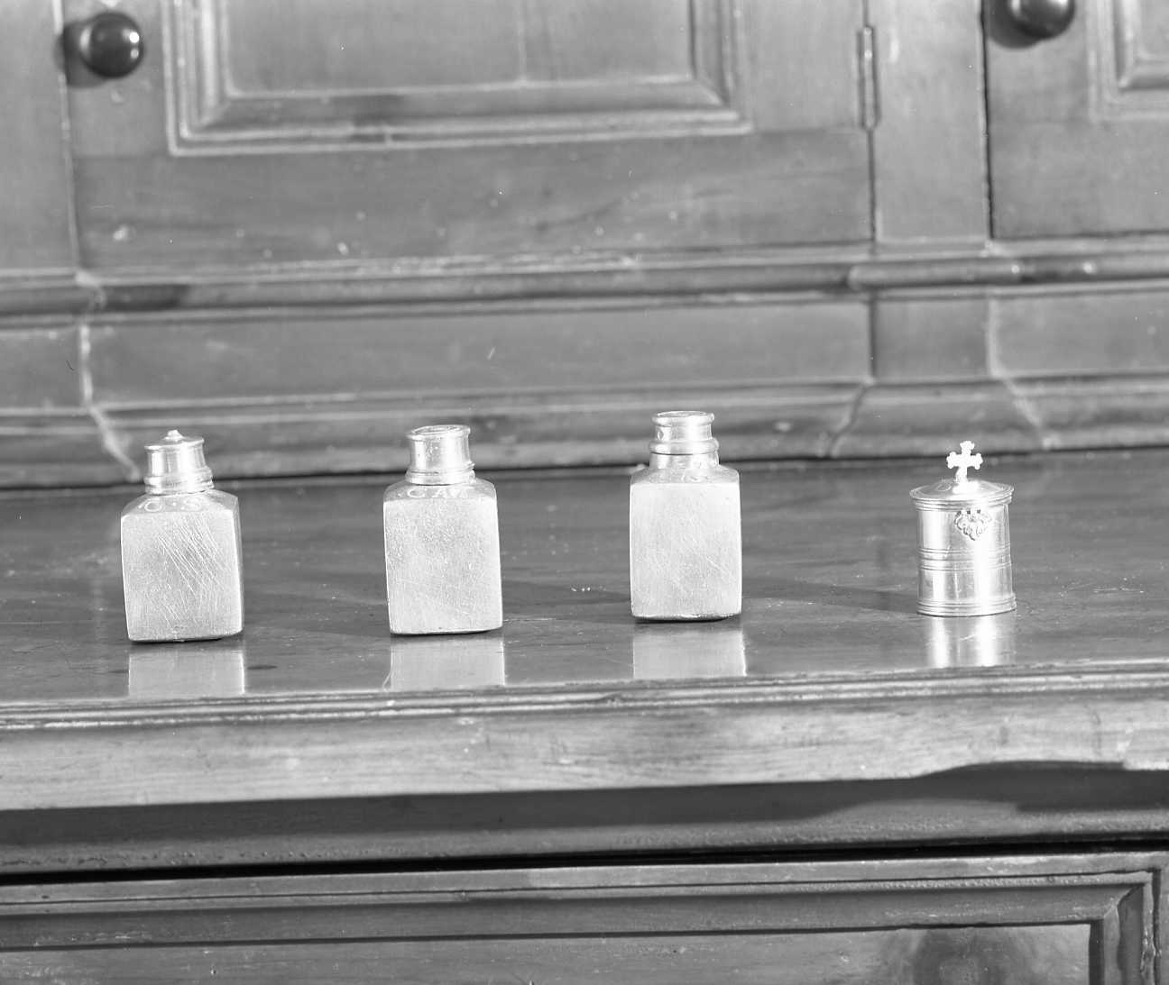 vasetti per oli santi, insieme - manifattura emiliana (prima metà sec. XVIII)