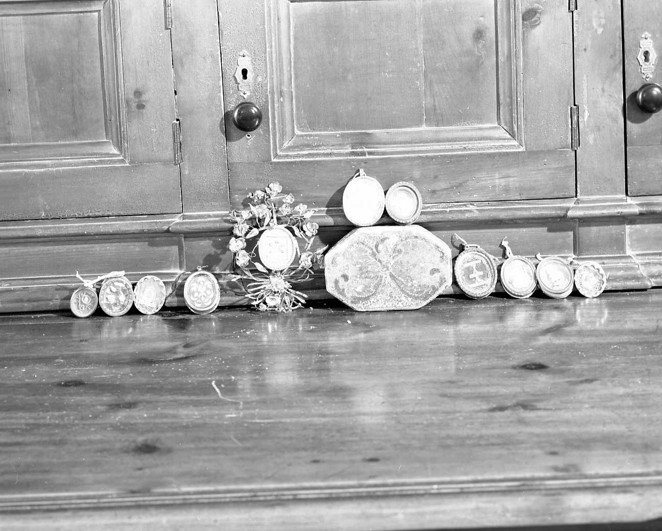 reliquiario a capsula - a medaglione - manifattura emiliana (secc. XVIII/ XIX)