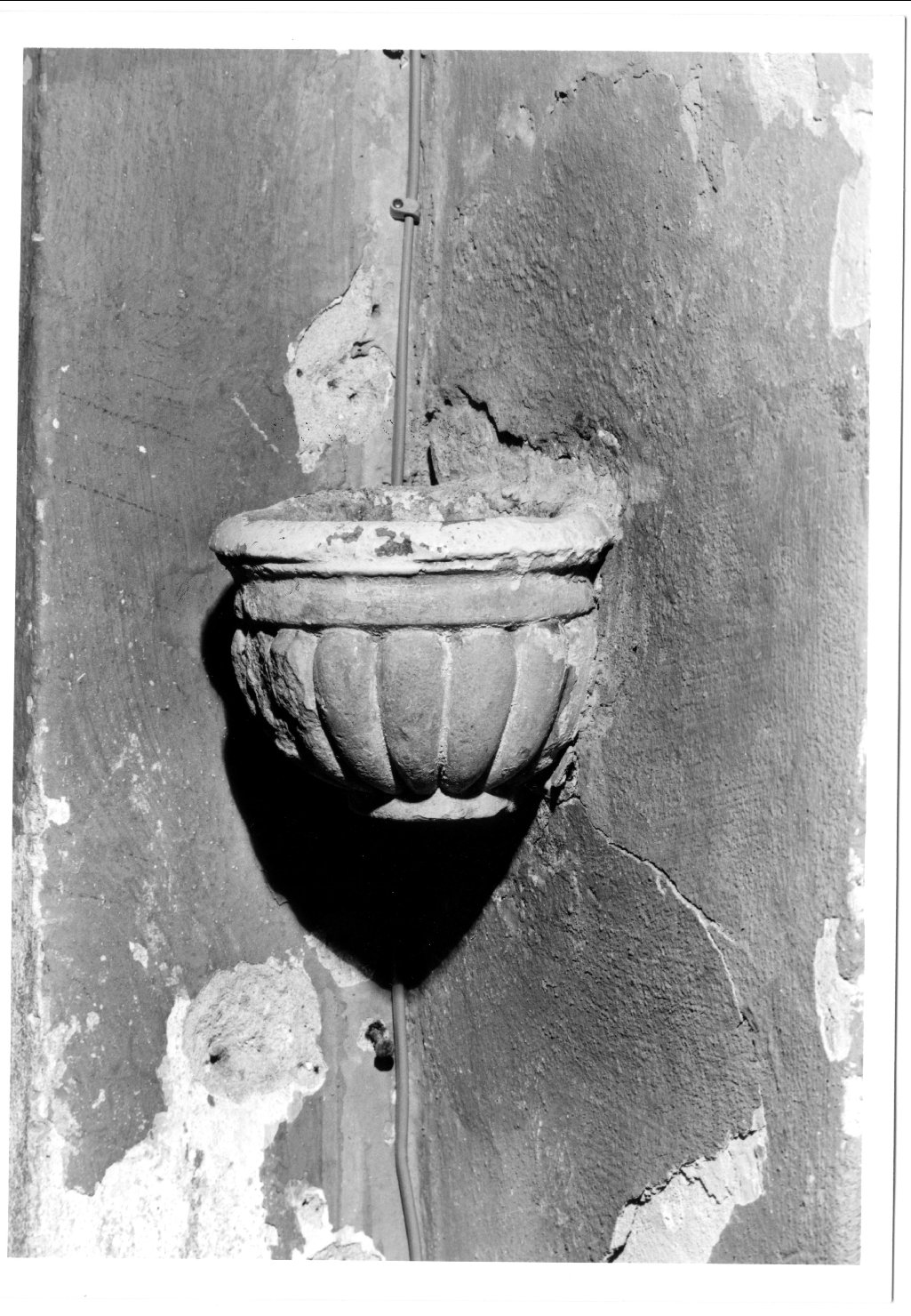 acquasantiera pensile - manifattura emiliana (sec. XVIII)