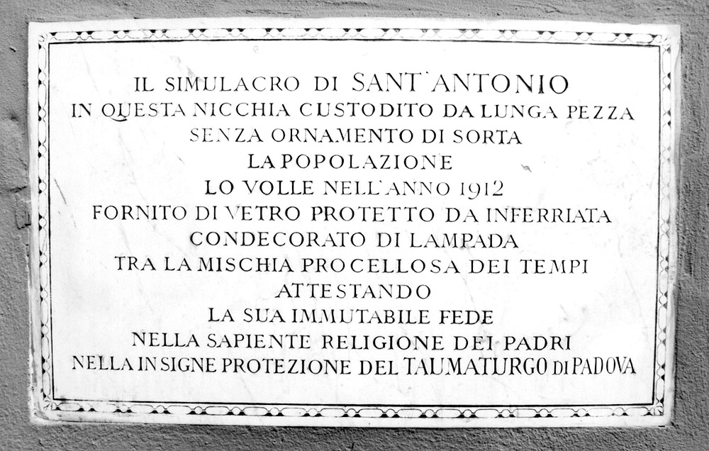 lapide commemorativa - manifattura emiliana (sec. XX)