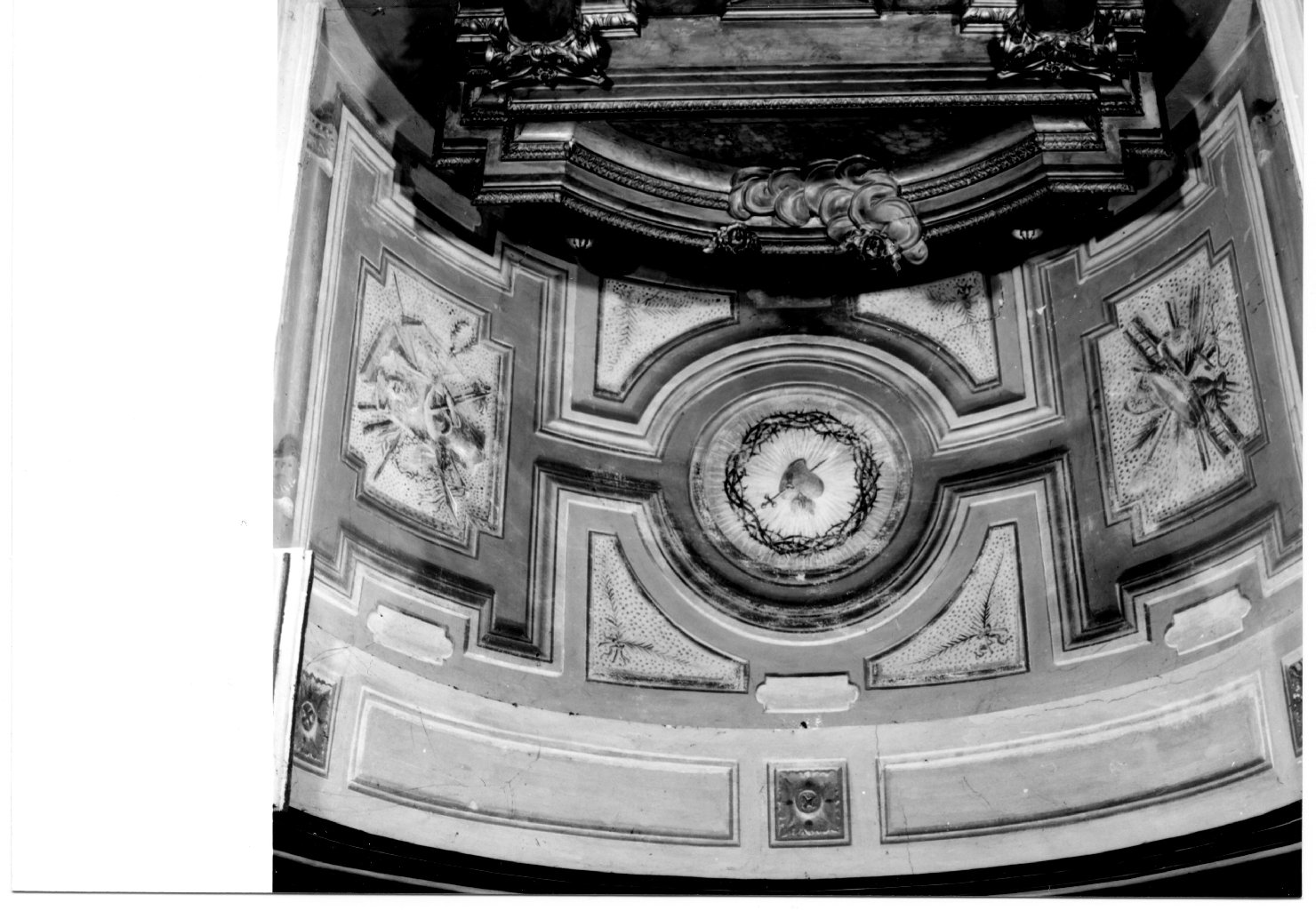 motivo decorativo architettonico; strumenti della Passione e del Martirio; cuore di Gesù (dipinto) - ambito ferrarese (fine sec. XIX)