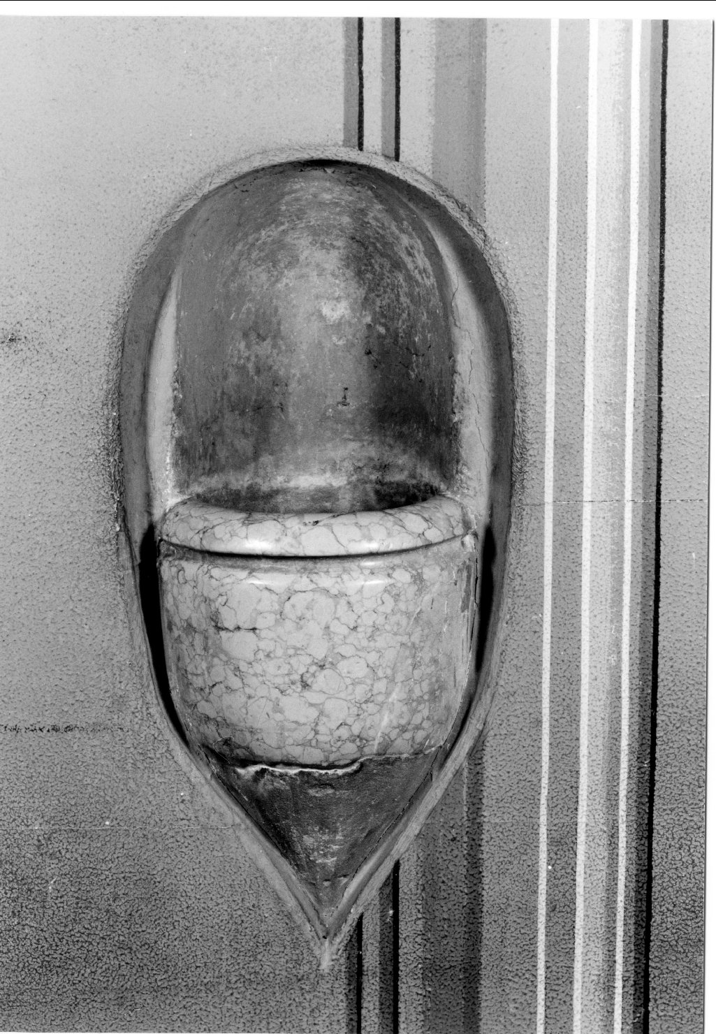 acquasantiera da parete - ambito ferrarese (fine/inizio secc. XIX/ XX)