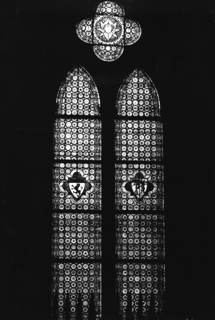 motivi geometrici; stemmi; cherubino (vetrata) - produzione emiliana (sec. XX)