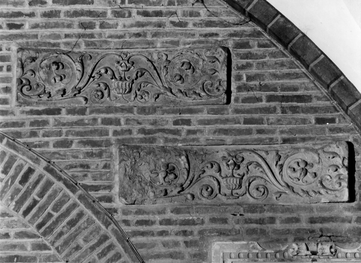 motivi vegetali stilizzati (rilievo) - produzione emiliana (ultimo quarto sec. XV)