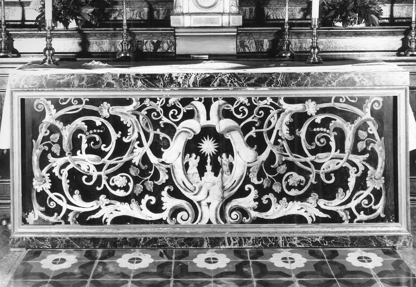 motivi decorativi vegetali, calice eucaristico e angeli (paliotto) - manifattura ferrarese (sec. XVIII)