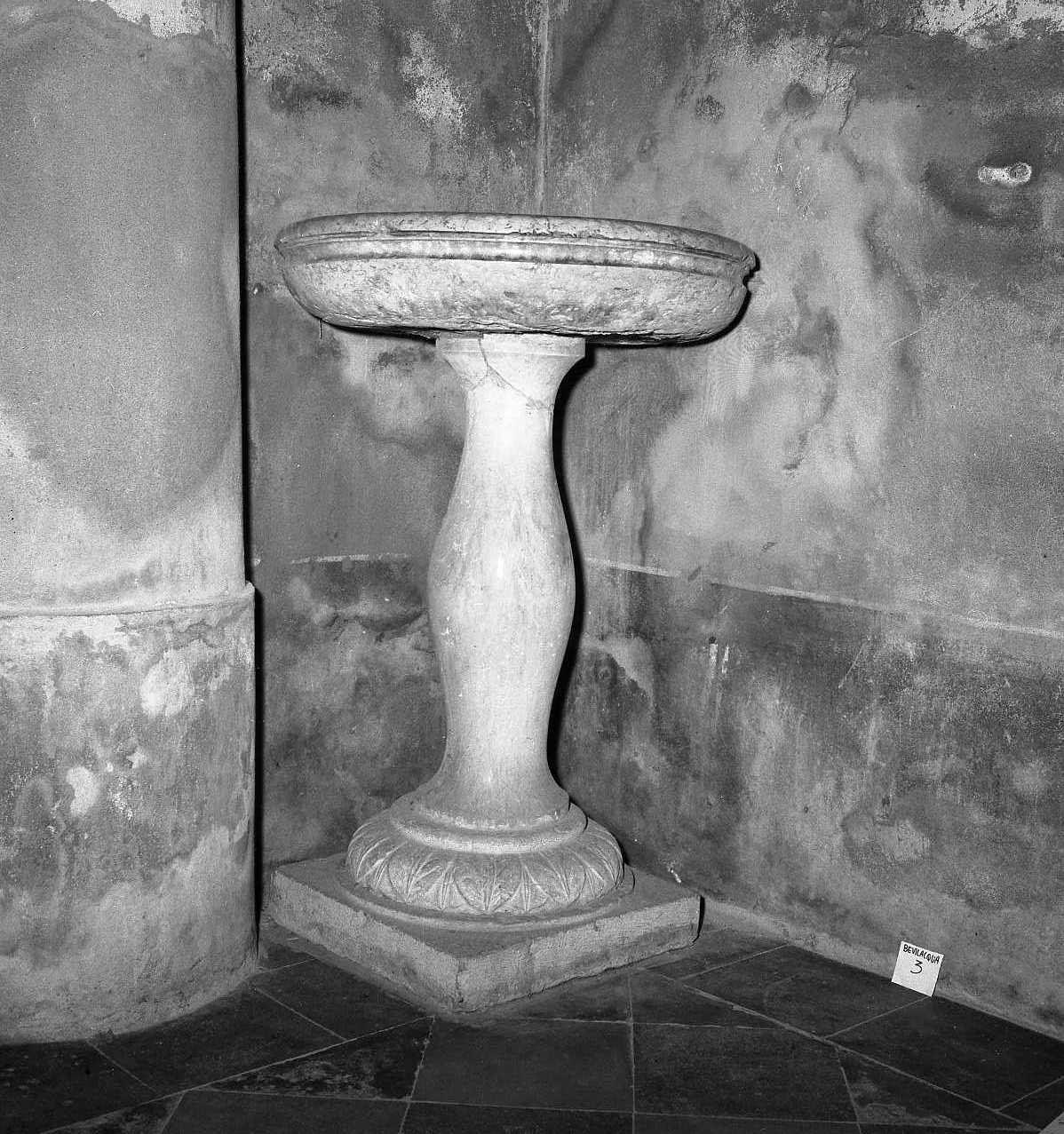 acquasantiera - a fusto, serie - bottega emiliana (sec. XVIII)