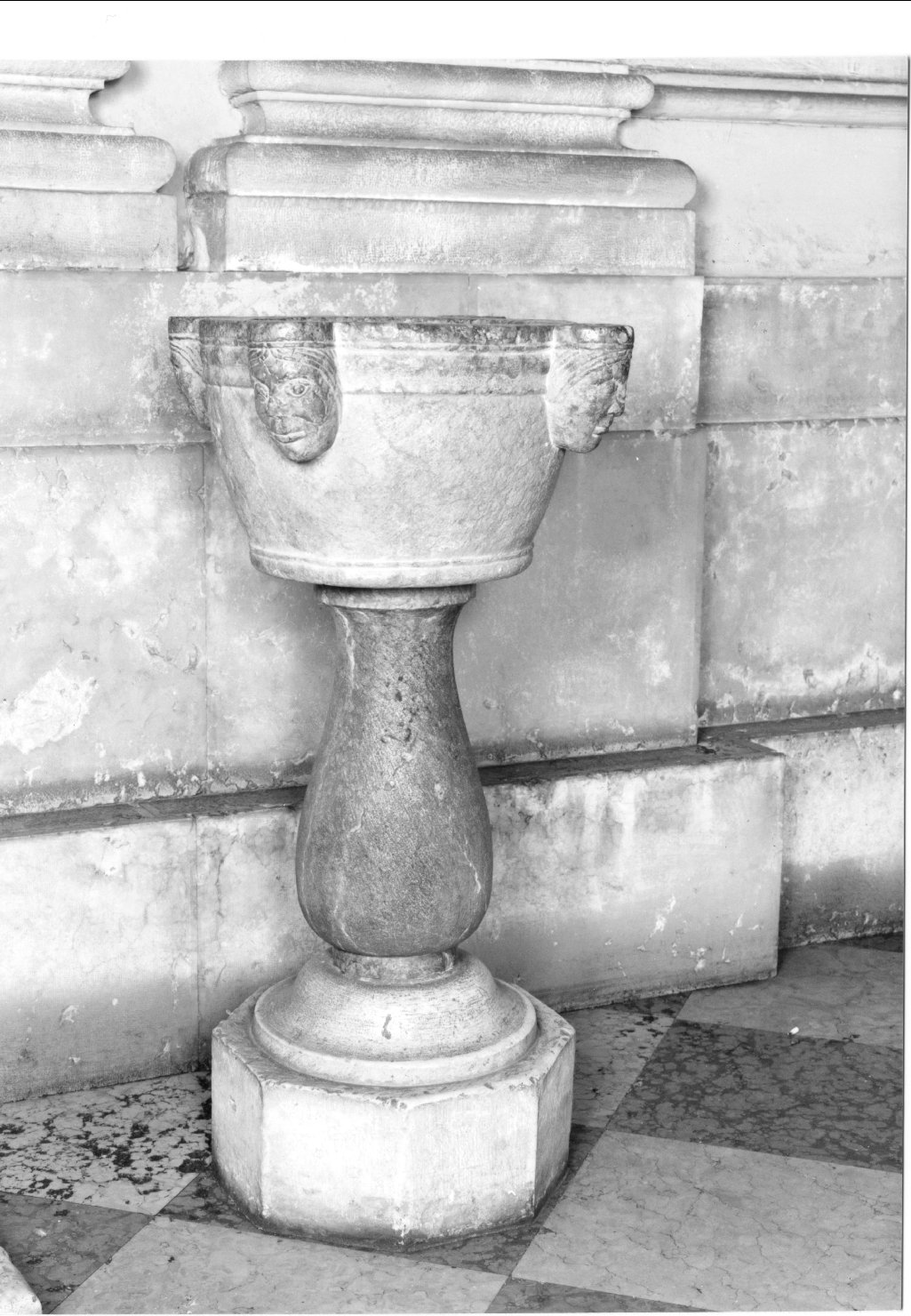 acquasantiera - a fusto, opera isolata - ambito padano (sec. XII)