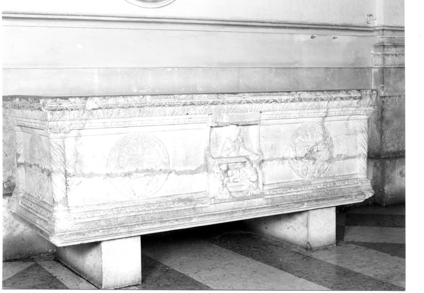 sarcofago, opera isolata - ambito ferrarese (sec. XIV)