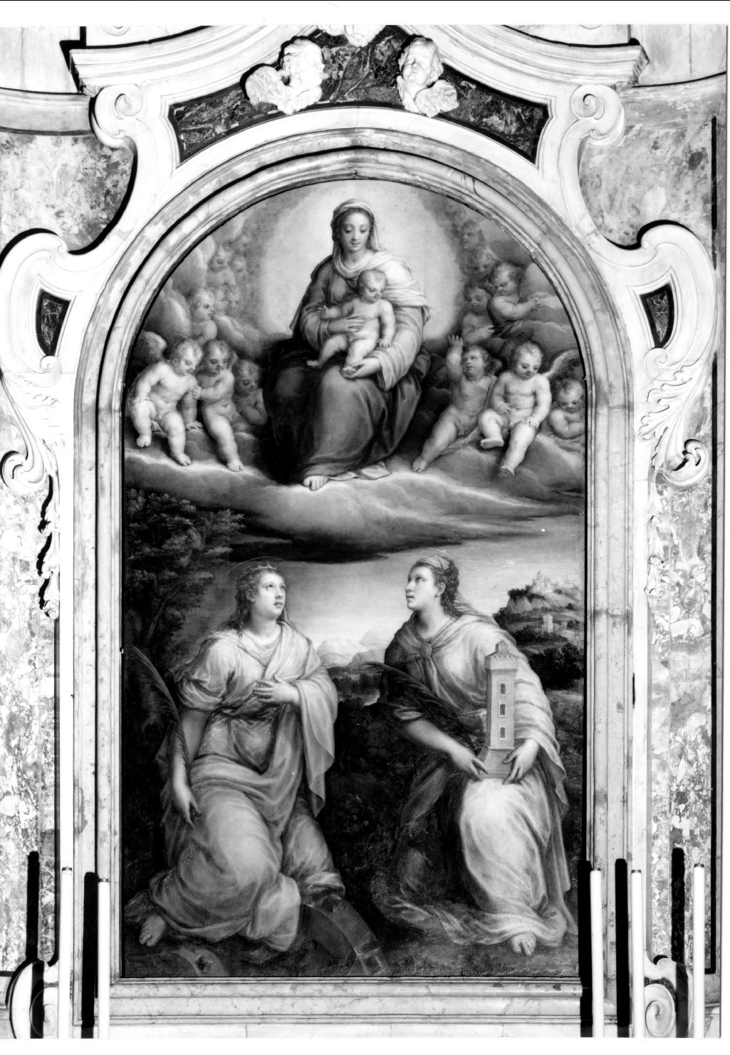 Madonna in gloria con Santa Barbara e Santa Caterina, Madonna con Bambino in gloria (dipinto) di Filippi Sebastiano detto Bastianino (sec. XVI)