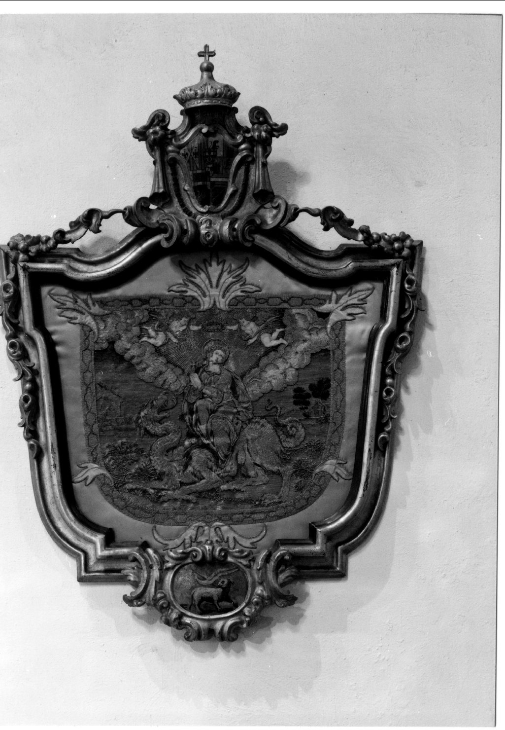 Santa Margherita d'Antiochia sottomette il drago con la croce (cappuccio di piviale, frammento) - manifattura ferrarese (fine sec. XVI)
