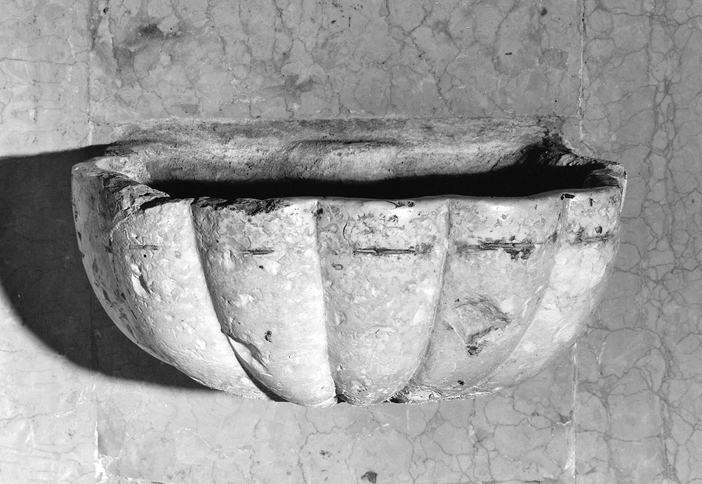 acquasantiera - a conchiglia, serie - manifattura bolognese (primo quarto sec. XIX)