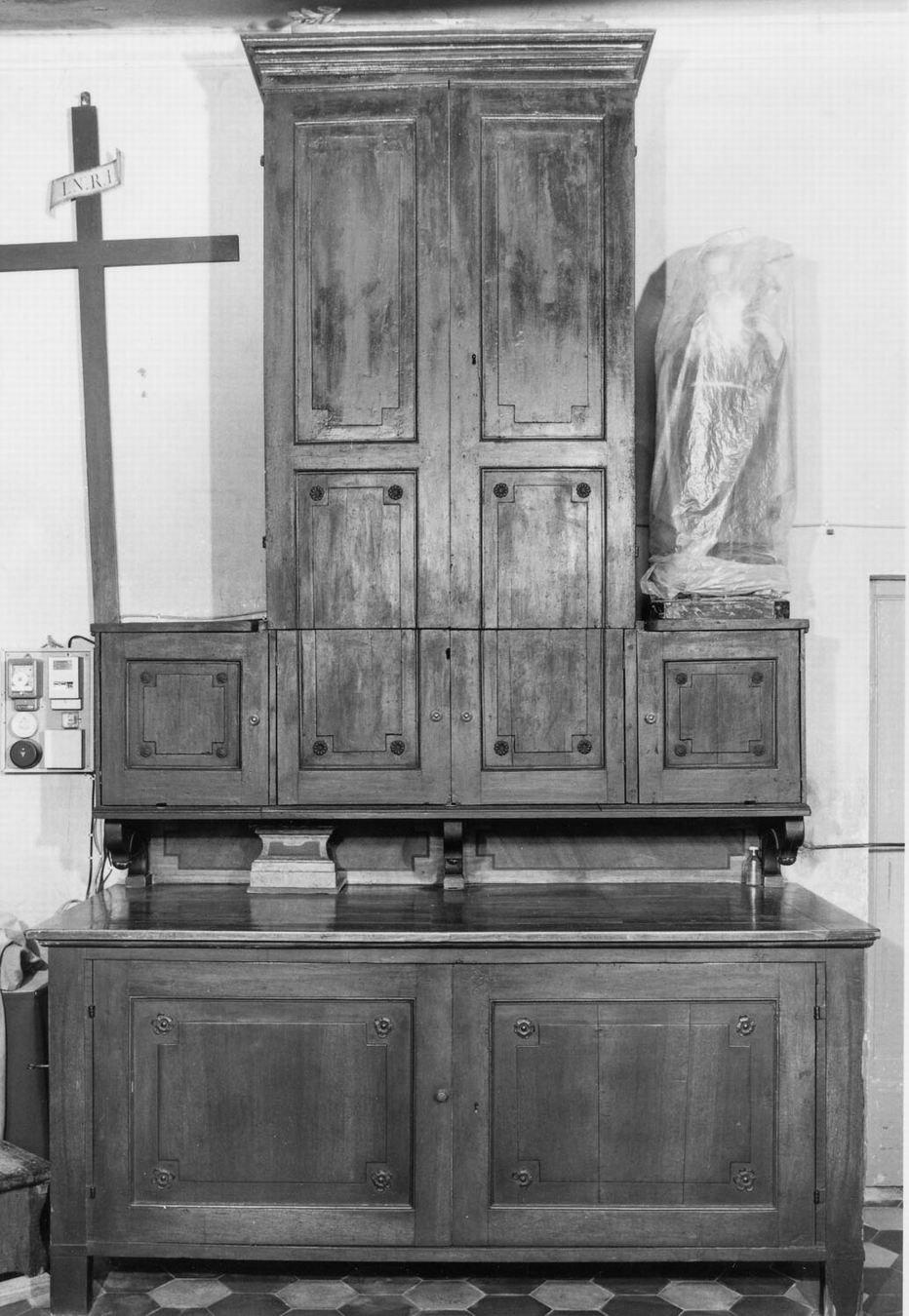 mobile da sacrestia con alzata - manifattura emiliana (sec. XIX)