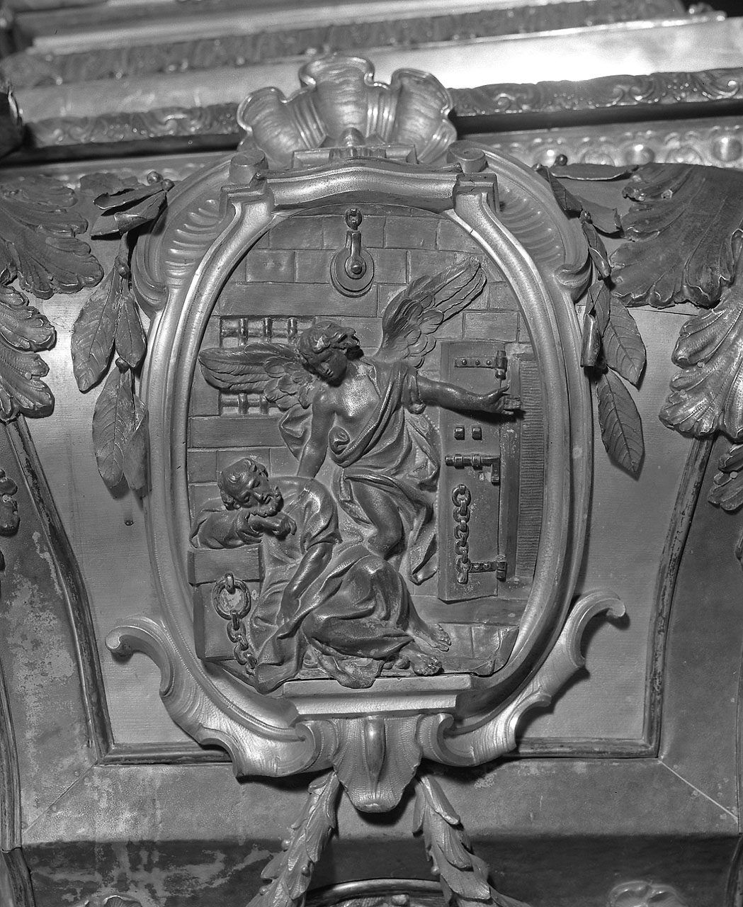 angelo che apre le porte della prigione di San Pietro (medaglione) - bottega romana (metà sec. XVIII)