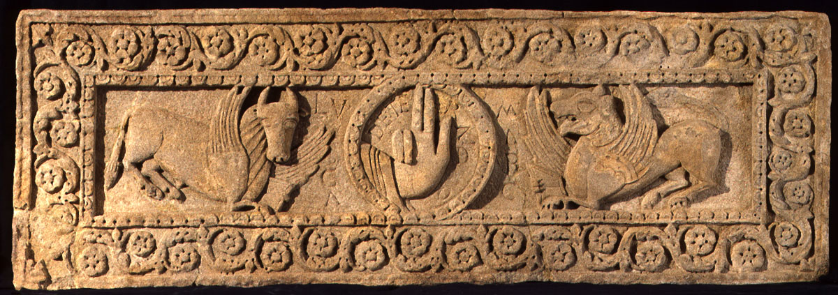 Mano benedicente e simboli degli Evangelisti Luca e Marco (scultura, frammento) - bottega emiliana (inizio sec. XII)