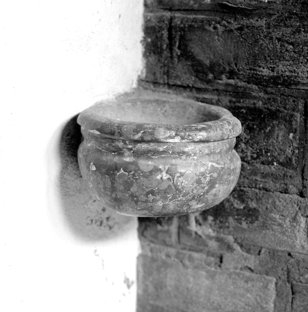 acquasantiera da parete - manifattura emiliana (?) (secc. XVIII/ XIX)