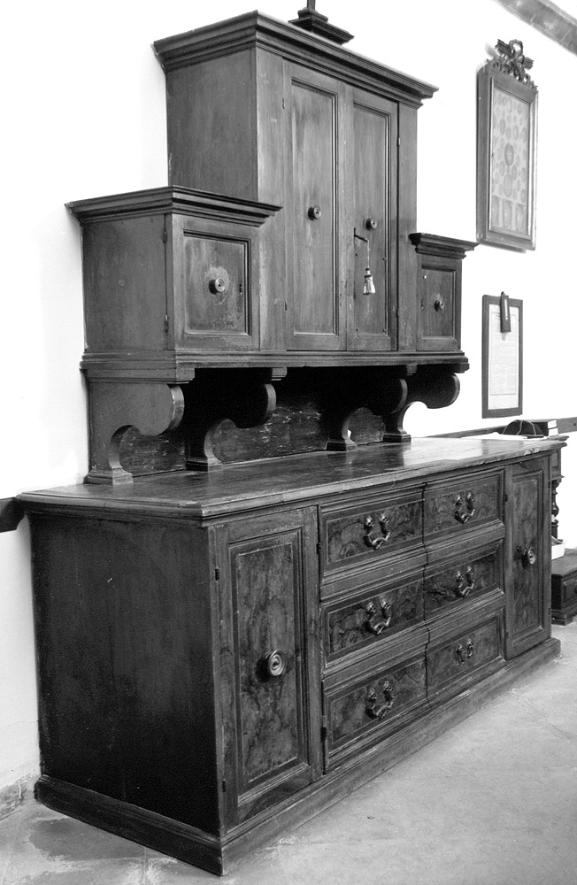 mobile da sacrestia con alzata - manifattura emiliana (secc. XVII/ XVIII, sec. XIX)