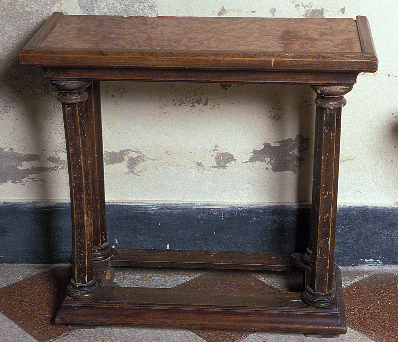 tavolino - ambito ferrarese (secondo quarto sec. XX)