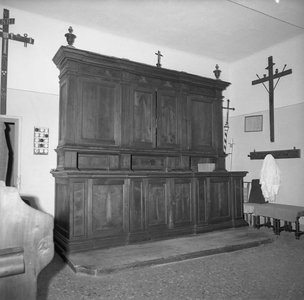 mobile da sacrestia con alzata - bottega emiliana (sec. XIX)